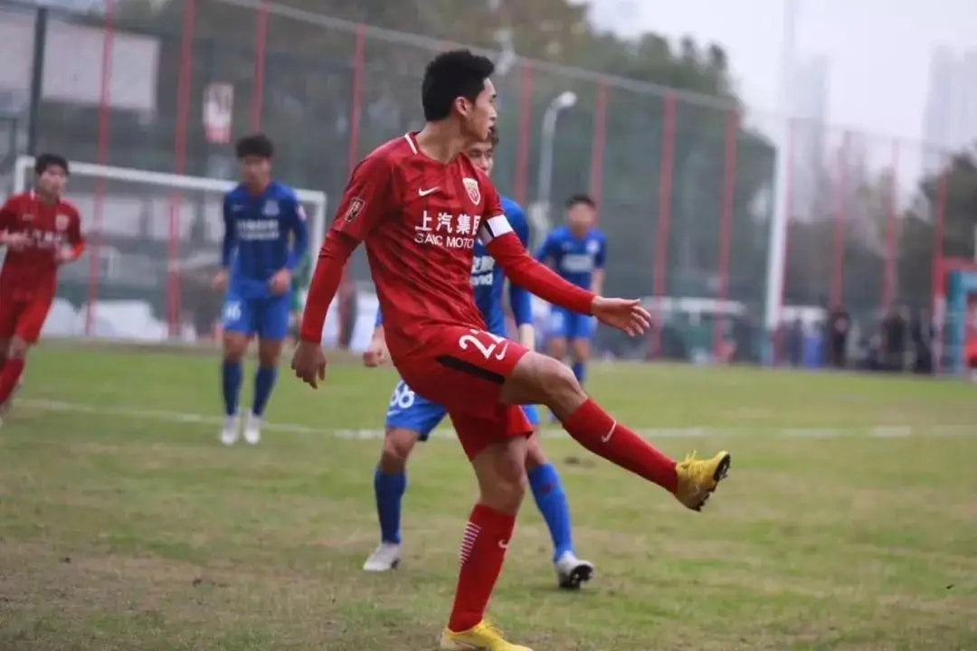 北京首钢国际比赛日篮板制胜，志在中超名次提升，质疑声仍在，更衣室氛围转暖的简单介绍